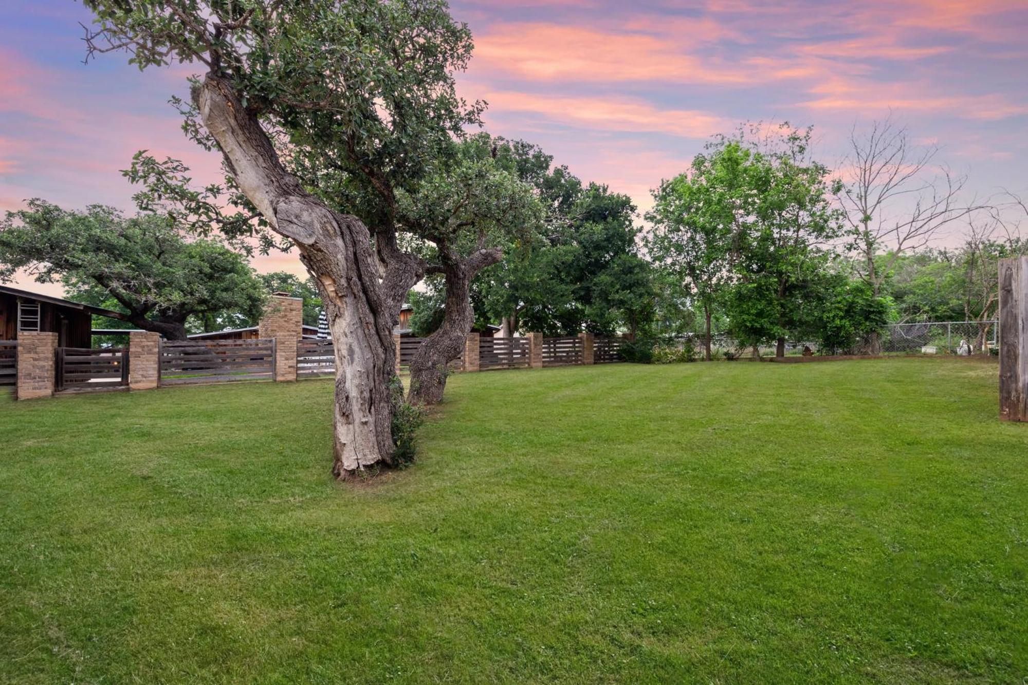 The Coop And Roost - Hot Tub & Cowboy Pool Villa Fredericksburg Exterior photo